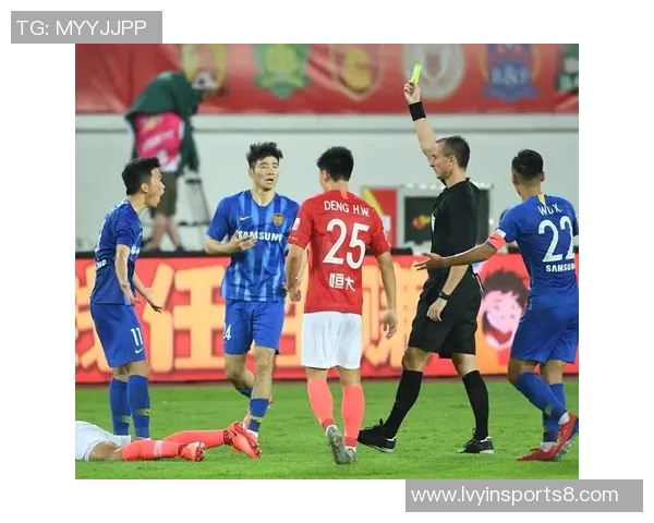 恒大与苏宁决赛次回合激战在即谁能捧起冠军奖杯的荣耀之战